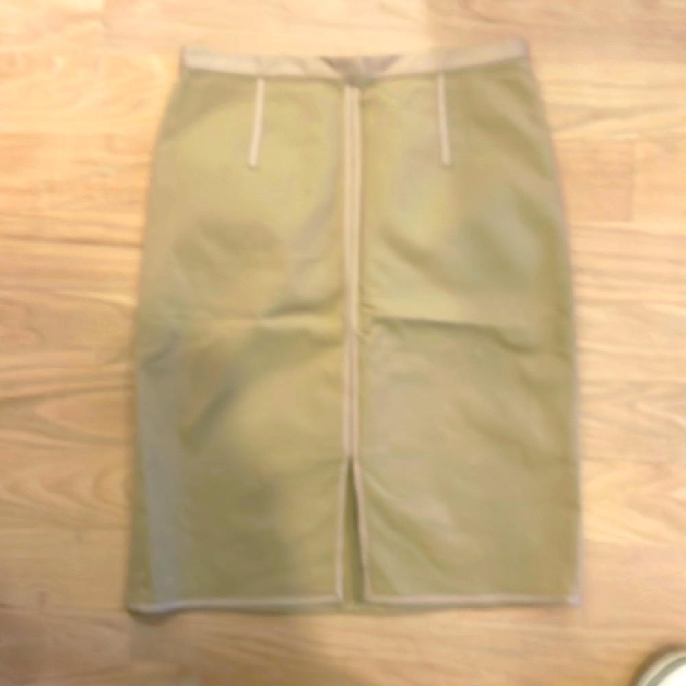 NWOT Club Mónaco khaki pencil skirt size 4- never worn